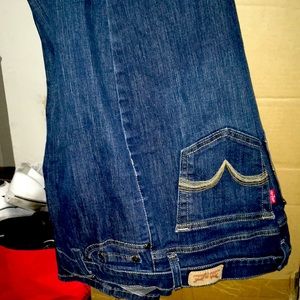 Levi’s Perfectly Slimming/ 512 Straight leg